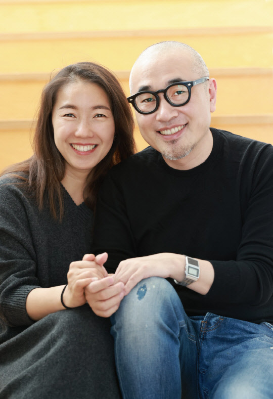 김봉진 우아한형제들 의장이 재산 절반을 사회에 환원하겠다고 밝혔다. 사진은 김봉진(오른쪽) 의장과 부인 설보미 씨. <우아한형제들 제공>